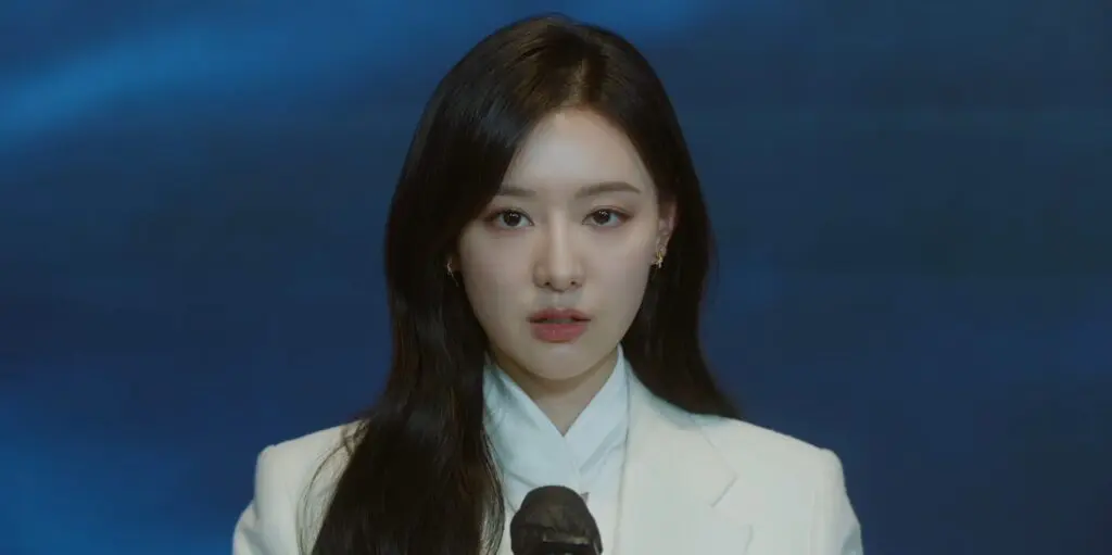 Hong hae-in di konferensi pers dengan Yoon Eun-sung