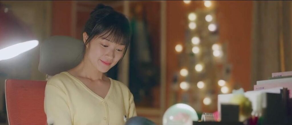 Sol Menulis surat untuk Sun-jae di Lovely Runner episode 8