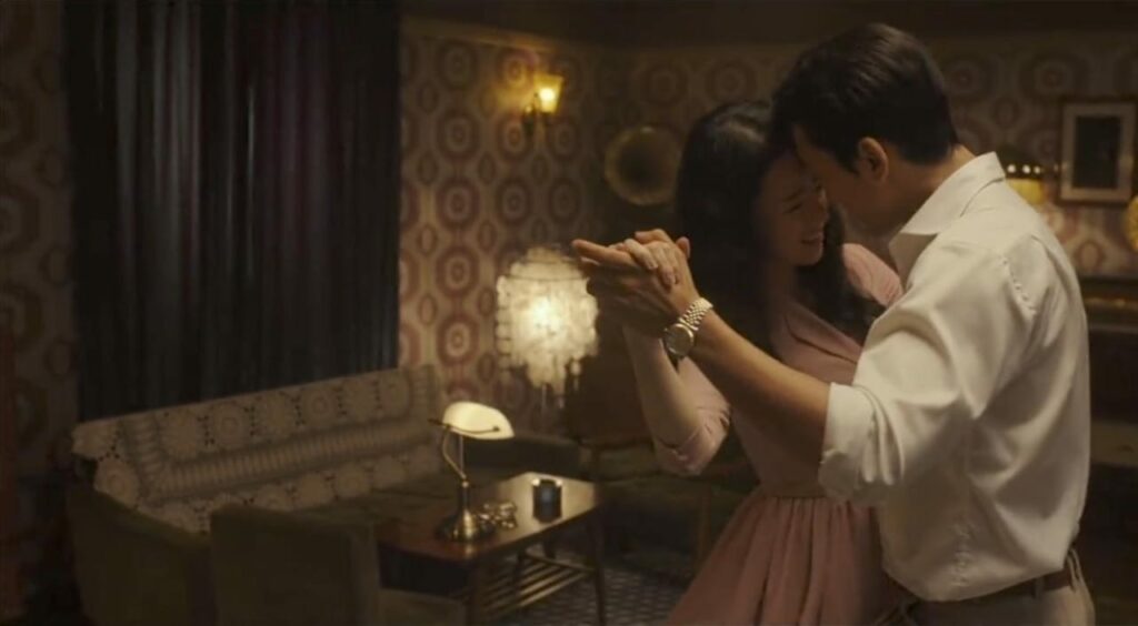 Ga-heun dan Jin-pyong berdansa